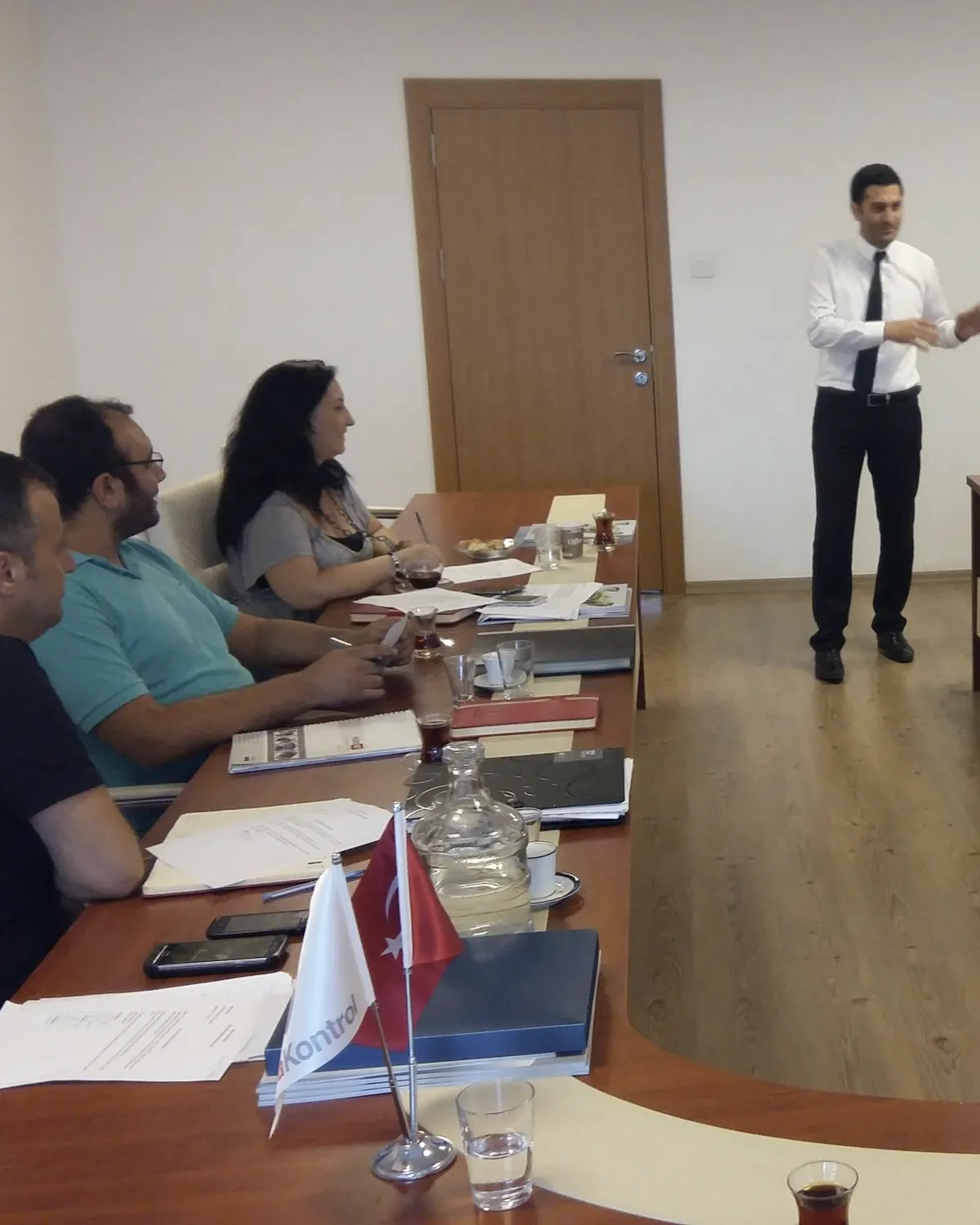 U masa düzeninde kurum içi satış eğitimi