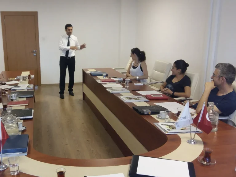 U masa düzeninde kurum içi eğitim