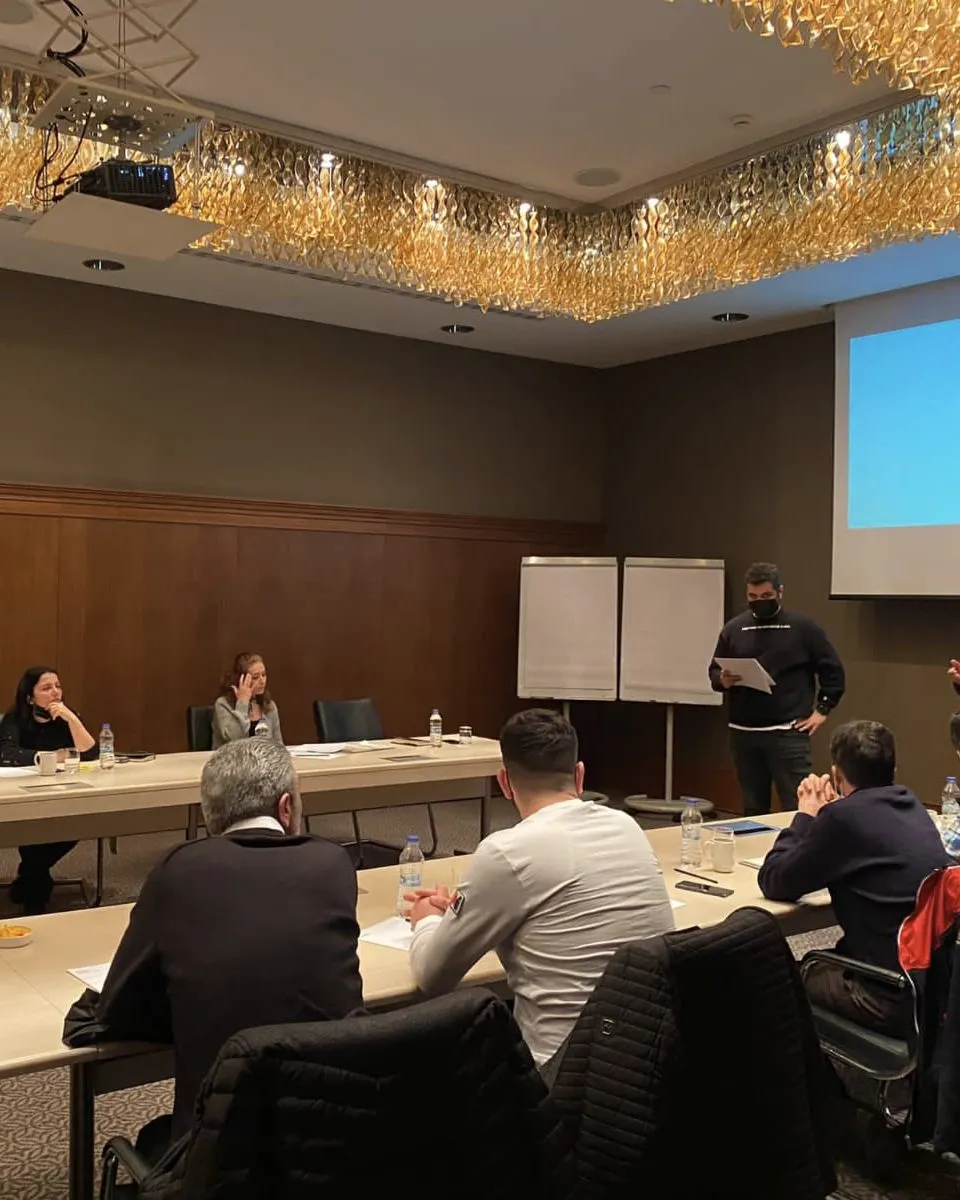 Seminer salonunda anlatım