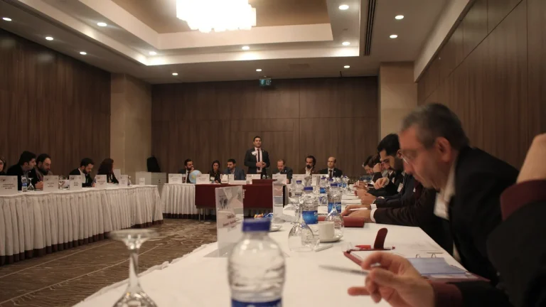 Otel salonunda seminer